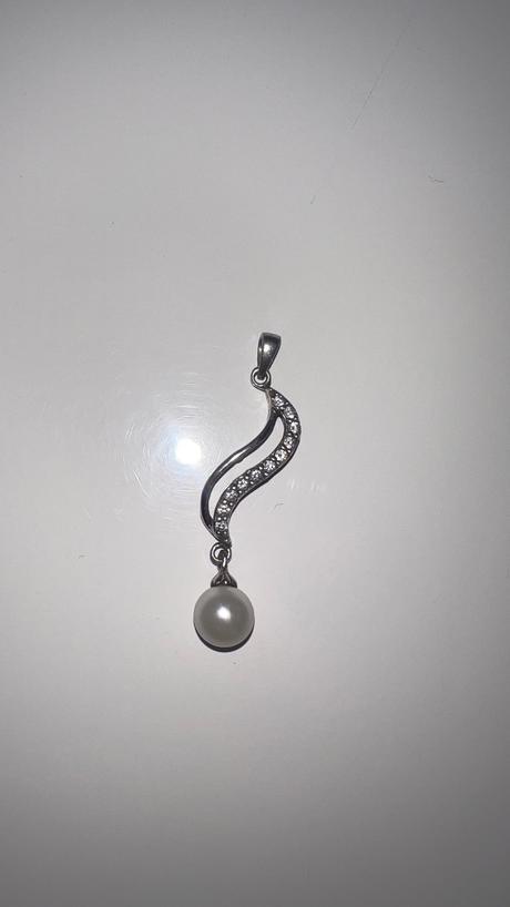 Strieborný prívesok s perlou., 