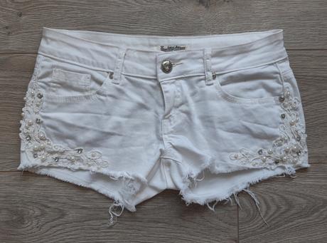 Biele sortky s perlickami, dromedar,l