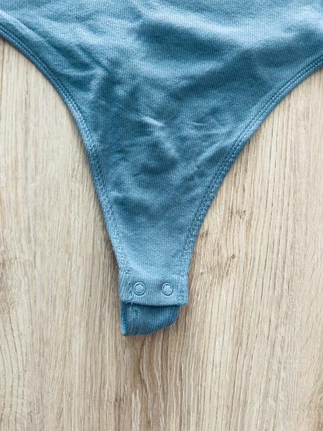Skvelé vrúbkované body značky weekday, m