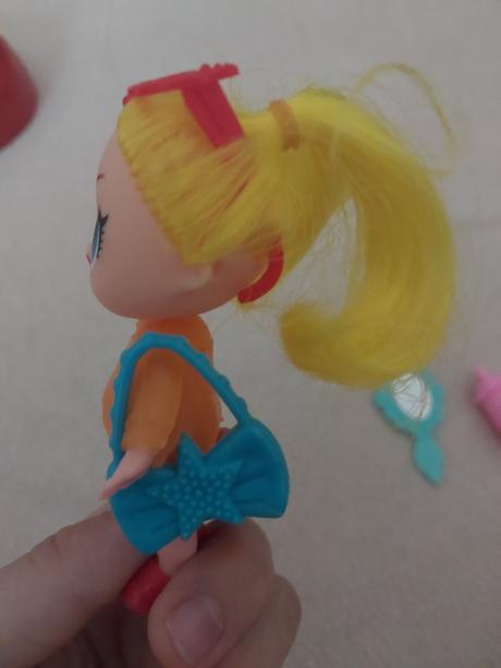 Babika s prislusenstvom v guly, 