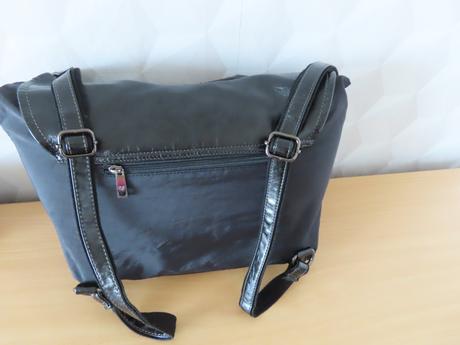 Čierny kabelkový ruksak,