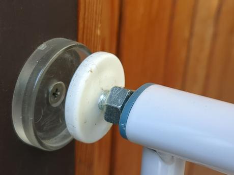 Detská kovová bezpečnostná zábrana na dvere,schody, safety 1st