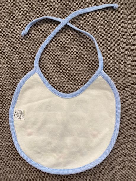 Podbradník vyšívaný s venovaním richelieu,