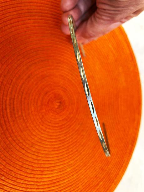 Gravírovaná jemná kovová čelenka, 