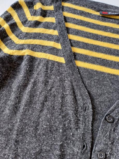 Sivý sveter so žltými pasikmi, glo-story,s