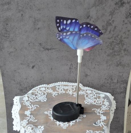 Solárny motýľ na paličke,