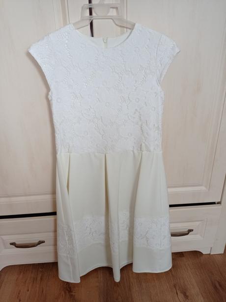 Nadherné krémové šaty, 158