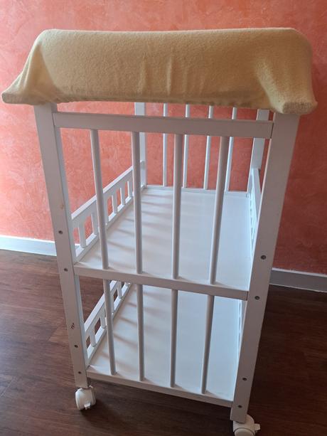 Prebaľovací pult (na kolieskach), 