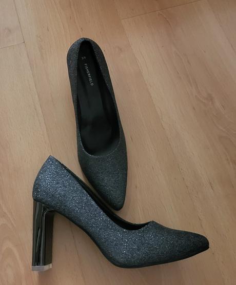 Krásne ligotave lodičky, 39