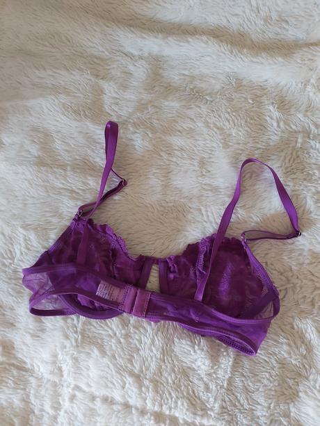 Podprsenka s kvetinovou čipkou., 70b