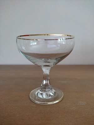 Retro sada poharikov s pozlatenym okrajom, 