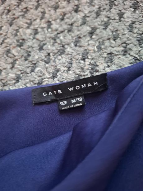 Obsiahnuté tmavomodré šaty s volánom, gate,m