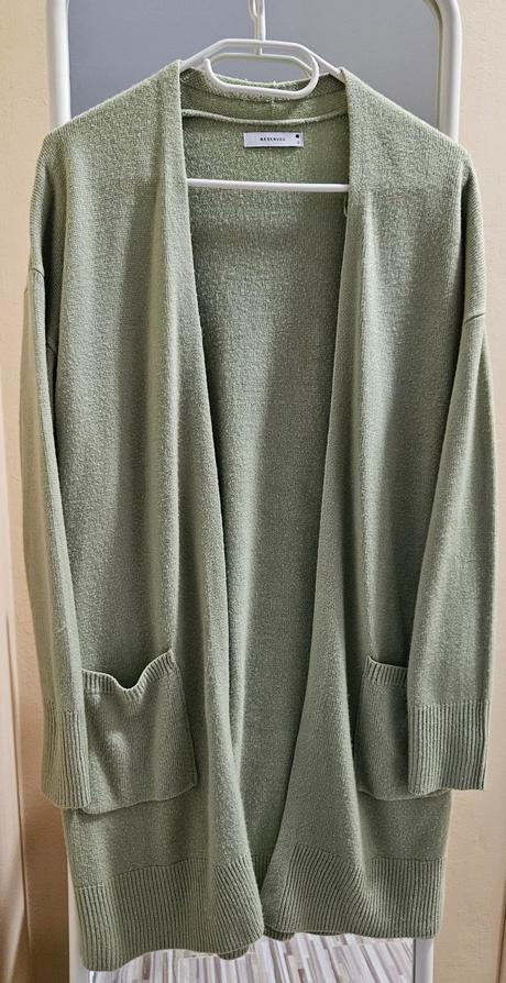 Zelený sveter, reserved,s