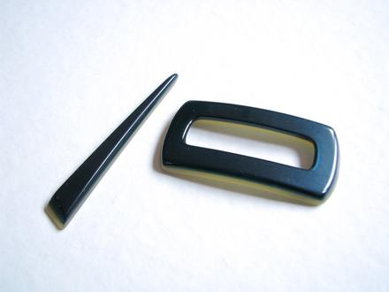 Tmavozelená spona s ihlicou, 