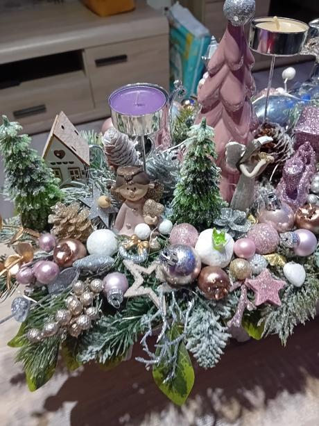 Vianočný svietnik s postavičkami., 