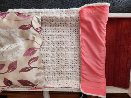 Kvalitná drevená veľká postieľka s perinkami, 