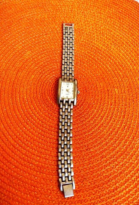 Staré náramkové hodinky,