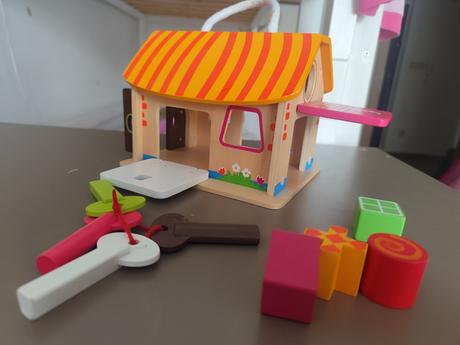 Drevený domček-vkladačka, 