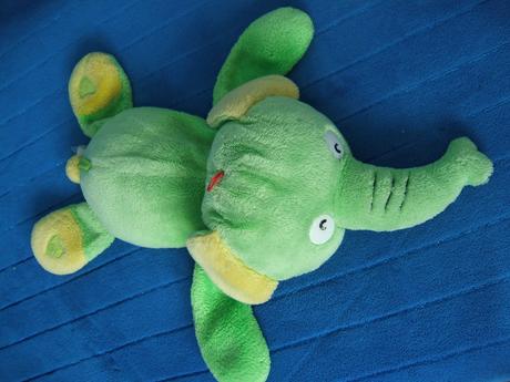 Plyšový slon na posteľ, aj hranie,