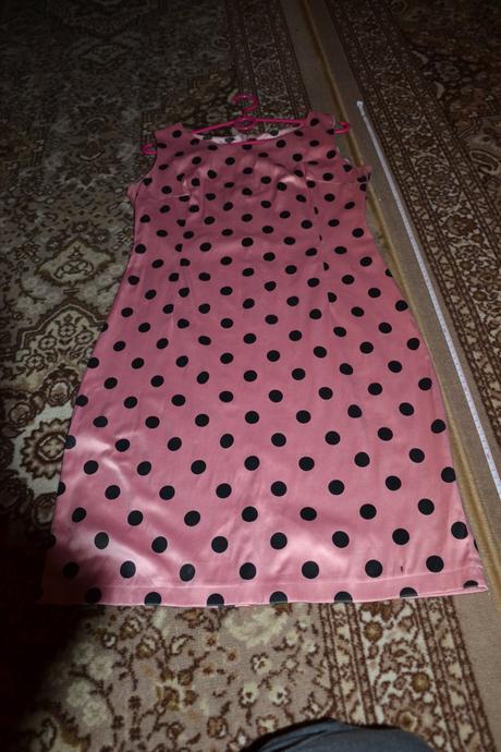 Ružové šaty s čiernymi bodkami, 40