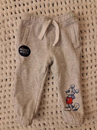 Šedé tepláky s mickeym mouseom, disney,86