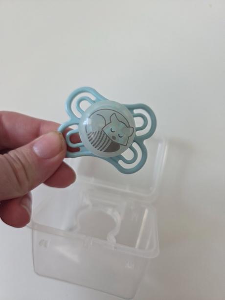 Mma dudlík 0+ svieti v tme, 