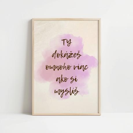 Print - ružovofialová akvarelová grafika s textom, 