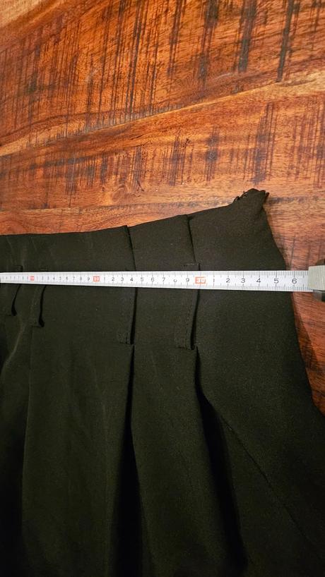 Sukňa po kolená s vysokým pásom, s