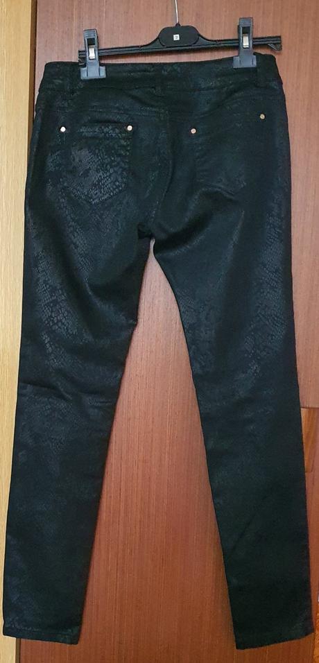 Čierne nohavice s hadím vzorom, m