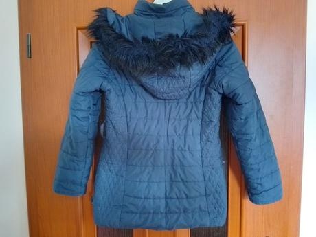 Modrá zimná bunda, 146