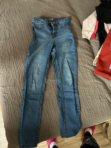 Dámske oblečenie, s