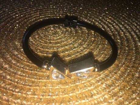 Čierno zlatý náramok, 