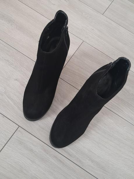 Čierne kotníčky, 38