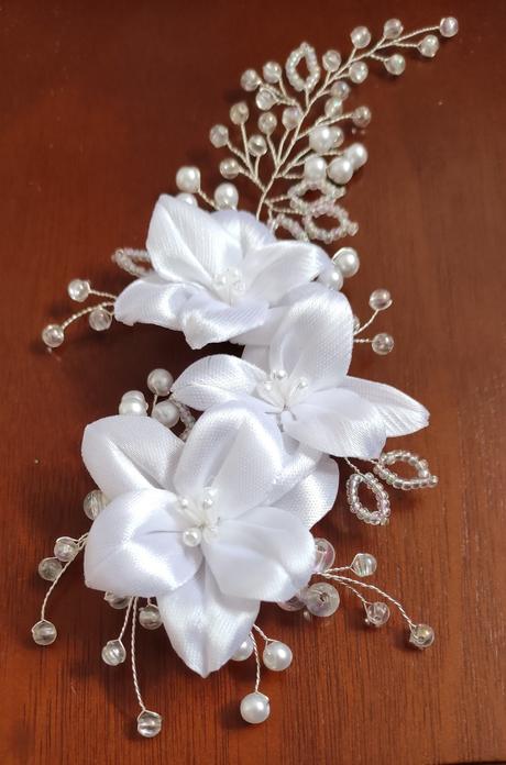 Saténové ľalie na korálkovej vetvičke, 