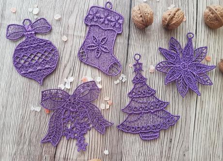 Vyšívané ozdoby na stromček,