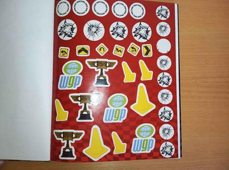 Cars - kniha s omaľovánkami a nálepkami,