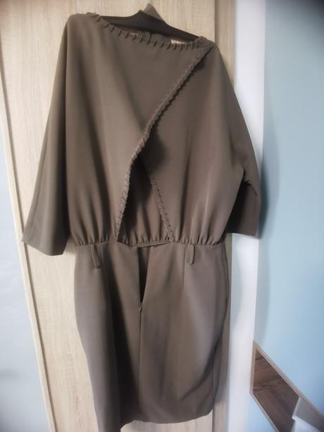 Šaty s holý chrbtom, 42