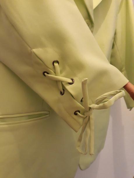 Limetkovy suknovy kostym, 42