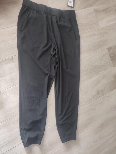 Jemnucke tepláky, šuštiaky energetics, l / s