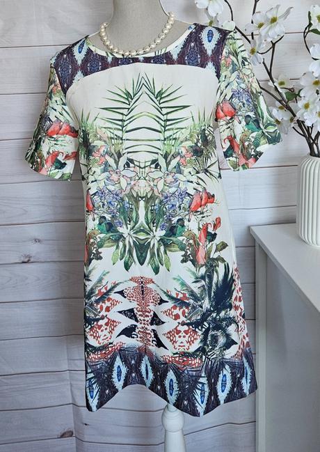 Krásne zaujímavé šaty, s