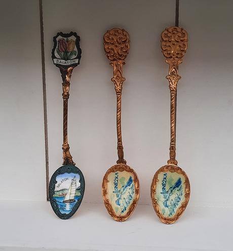 Zberateľské lyžičky, tácka, 