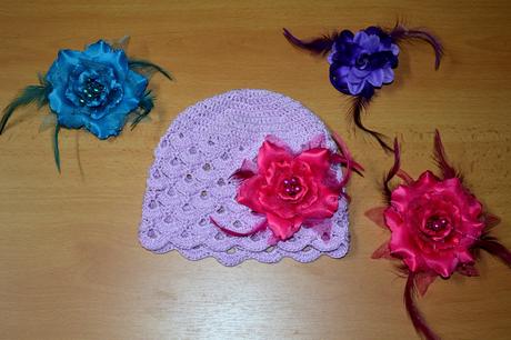 Háčkovaná čiapočka s kvetom, <50 - 158