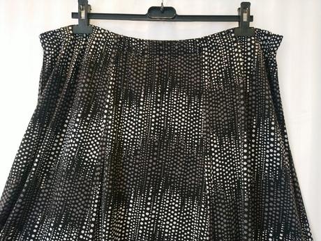Elastická čierno sivo biela sukňa s bodkami, elvi, xxxl