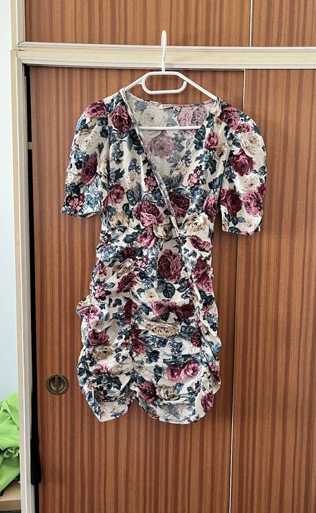 Elasticke šaty, stradivarius,l