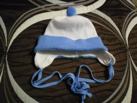 Bielo-modrá čiapočka s brmbolčekom a šnurkami, 68