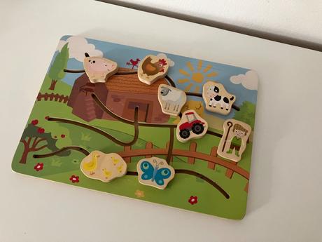 Drevená labyrintová hračka s pohyblivými figúrkami, 