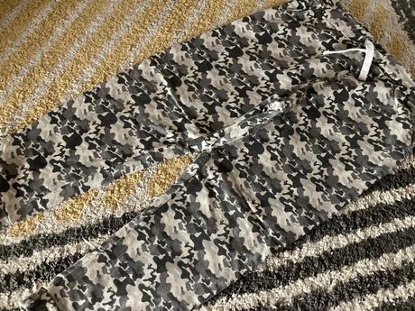 Maskáčové tepláky, sinsay,140