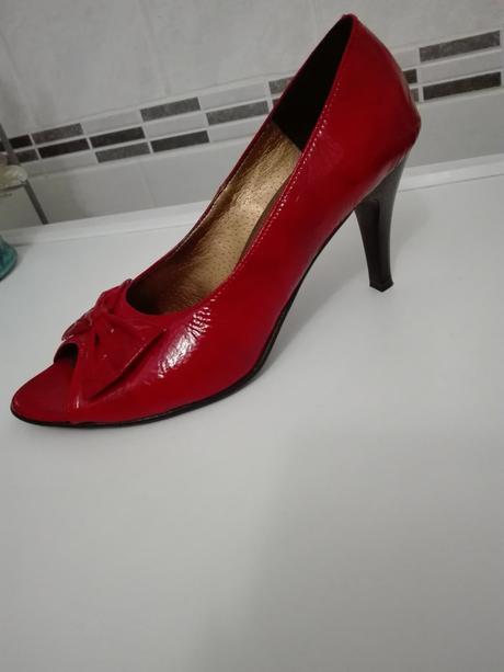 Červené lodičky, 37