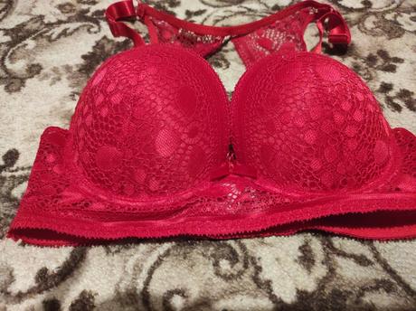 Červená podprsenka, 90d