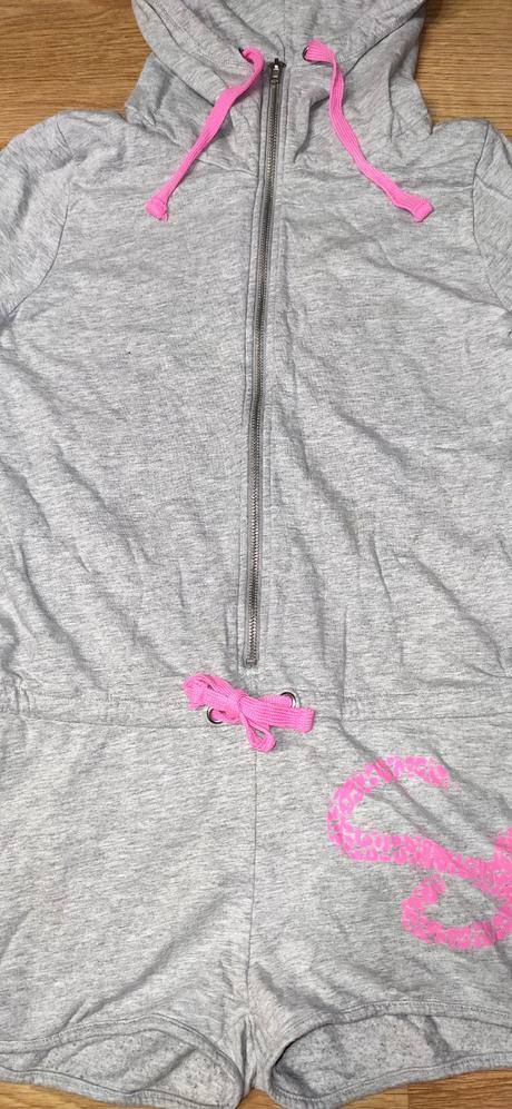 Sivy overal s kapucnou, 36